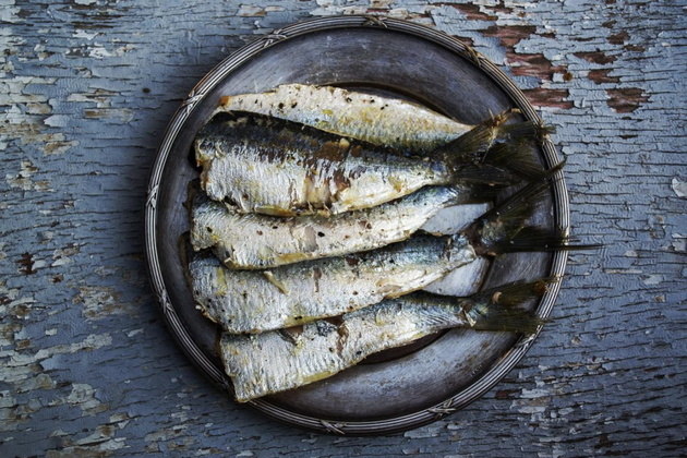 O ômega 3 está no grupo de gorduras que fazem bem à saúde. De forma natural, ele é encontrado em peixes de águas frias, como salmão e sardinha, e em vegetais, como algas, nozes, chia e linhaça. A suplementação por meio de cápsulas virou moda há algum tempo e não sem motivo: o nutriente ajuda em importantes funções do organismo humano