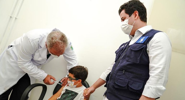 Benício, filho do secretário Rodrigo Cruz, recebeu a primeira dose da vacina contra a Covid