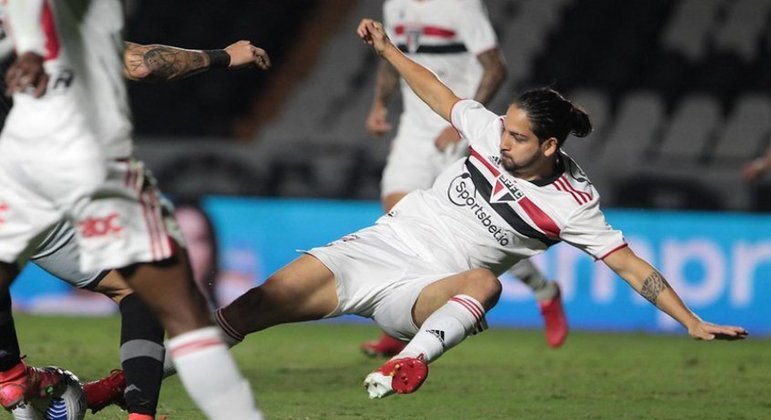 Benítez. O clube o 'tomou' do Vasco. Mas constantes contusões pesam contra o argentino