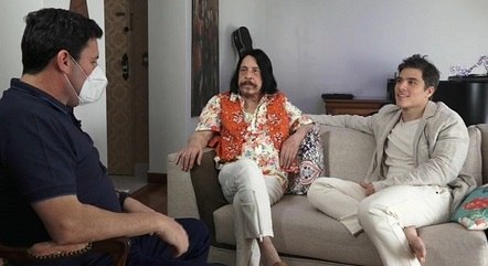 Benito di Paula, ao centro, ao lado do filho Rodrigo Veloso e do repórter Michael Keller