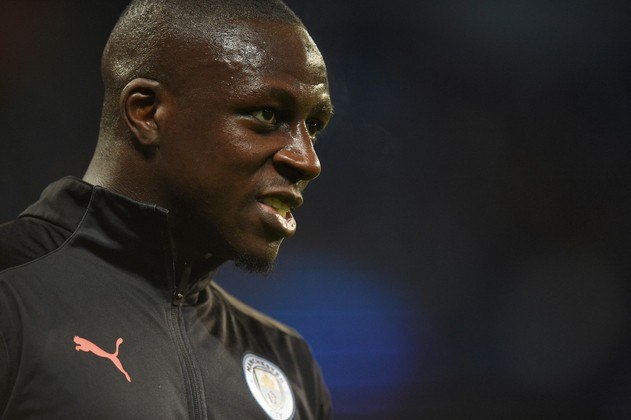 Benjamin Mendy, lateral-esquerdo do Manchester City e campeão mundial com a seleção da França, viveu um turbilhão em sua vida pessoal depois que foi acusado de estuprar sete vítimas entre outubro de 2020 e julho de 2021. Preso desde agosto do ano passado, o jogador foi absolvido em seis das sete acusações contra ele nesta sexta-feira (13)
