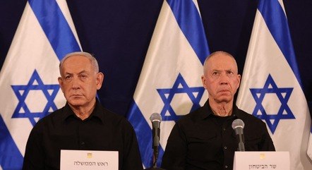 Netanyahu (à esq.) e Gallant (à dir.) participam de coletiva