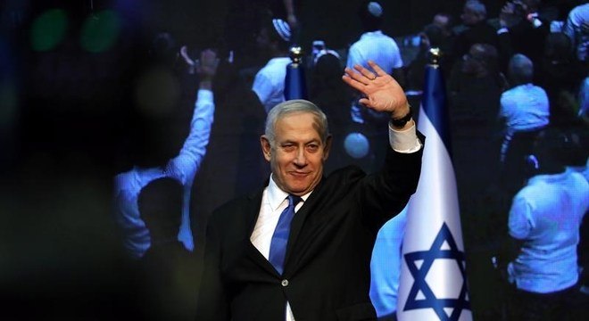 Netanyahu acena para simpatizantes após discursar nesta terça (17)