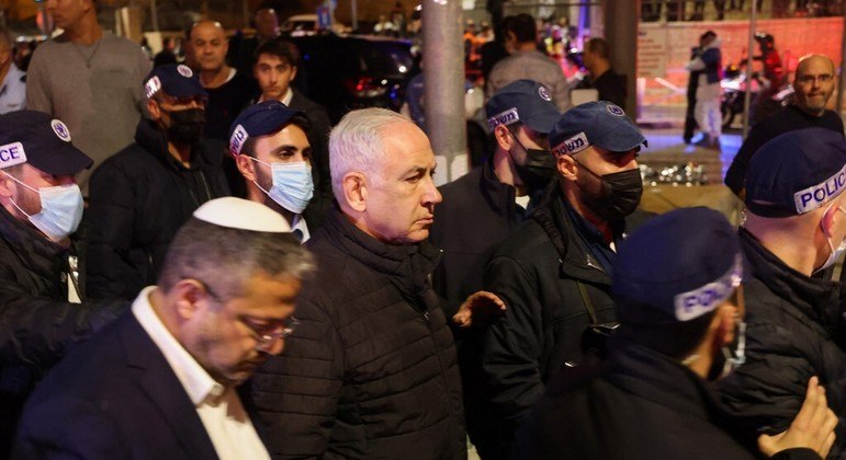 Primeiro-ministro de Israel, Benjamin Netanyahu, em visita a local de atentado