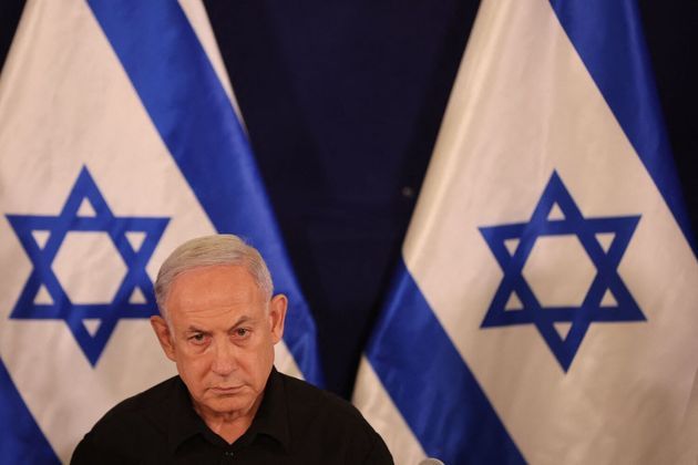 A guerra contra o Hamas será 'longa e difícil', afirmou no sábado (28), o primeiro-ministro israelense, Benjamin Netanyahu, três semanas depois do ataque do movimento islamista palestino a Israel, que respondeu com bombardeios e batalhas terrestres na Faixa de Gaza. Após uma intensa noite de bombardeios e combates na Faixa de Gaza, Netanyahu anunciou o início de uma 'segunda etapa da guerra' e assegurou que esta fase será 'longa e difícil'