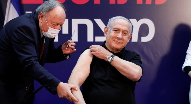 Benjamin Netanyahu foi o primeiro a receber a vacina contra covid em Israel
