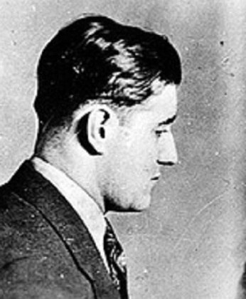Benjamin Siegel - Siegel nasceu em 1906, no Brooklyn, sendo um dos maiores contrabandistas de bebidas alcoólicas da história. Foi fundador e líder da Murder Incorporated, um famoso grupo de gangsters que matavam por recompensa.