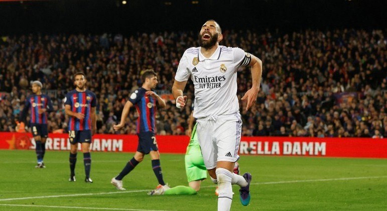 Benzema comemora o quarto gol do Real, que fechou o caixão do Barça