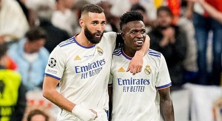 Benzema e Vini Jr. na comemoração da vitória e do título do Real Madrid
