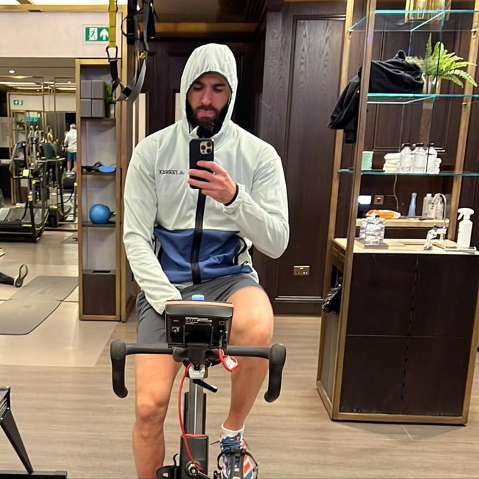 Benzema postou foto com a legenda: 'novo', enquanto fazia exercícios em bicicleta ergométrica