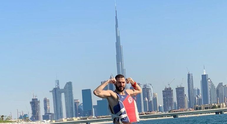 Em outro passeio, Benzema andou de jet ski nas águas de Dubai, nos Emirados Árabes, com os amigos. Em média, o custo da atividade é de R$ 813 por pessoa, durante uma hora de pilotagem