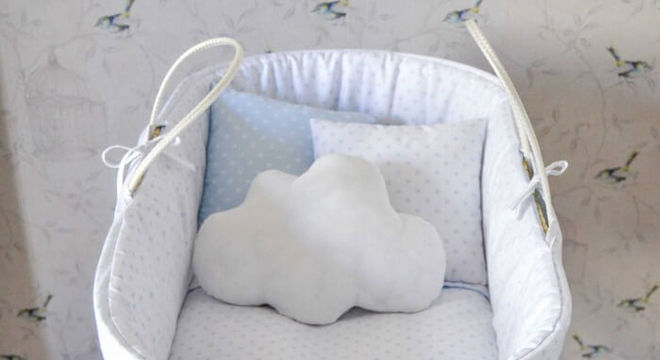 Berço cesto de vime co protetor e almofada de nuvem