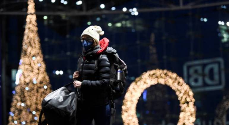 Mulher carrega bagagem na estação central de Berlim em meio à pandemia de Covid-19 