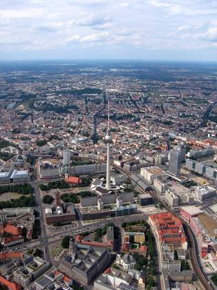Berliner Fernsehturm - 368 metros - Alemanha - Foi inaugurada em 1969 e está localizada na praça Alexanderplatz, no centro de Berlim. É a construção mais alta da Alemanha e chama a atenção no horizonte, tornando-se um símbolo da cidade. Cerca de 1 milhão de turistas visitam a torre todos os anos.