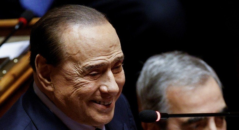 Ex-primeiro-ministro Silvio Berlusconi foi absolvido por acusação de suborno
