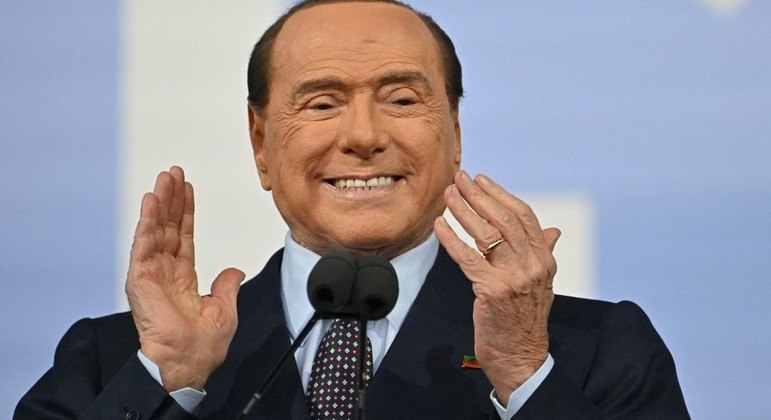 Silvio Berlusconi diz que Putin foi 'pressionado' a invadir a Ucrânia
