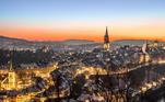 Esqueça Genebra ou Zurique, a capital da Suíça é Berna. Fundada no século 12, a cidade, construída à beira de um rio, é lar do Parlamento do país e recebe diplomatas de todo o mundo