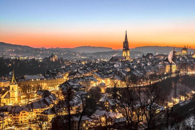 Esqueça Genebra ou Zurique, a capital da Suíça é Berna. Fundada no século 12, a cidade construída à beira de um rio é lar do Parlamento do país e recebe diplomatas de todo o mundo