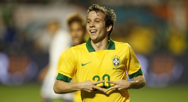 Bernard está treinando sem clube em Minas. Tem proposta milionária do Palmeiras