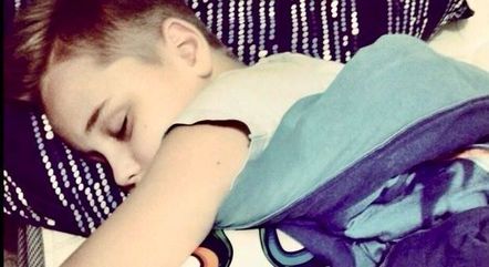 Autora recebeu da mãe de Bernardo uma foto que mostrava que o menino dormia com a bola