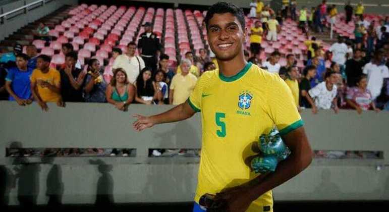 Bernardo Valim, do Botafogo, é um dos destaques da seleção sub-17