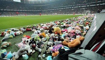 Jogo na Turquia tem 'chuva' de brinquedos de pelúcia para crianças  (Handout / DHA (Demiroren News Agency) / AFP - 26.02.2023)