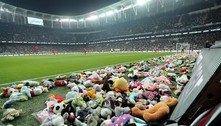 Jogo na Turquia tem 'chuva' de brinquedos de pelúcia para crianças afetadas por terremoto; assista