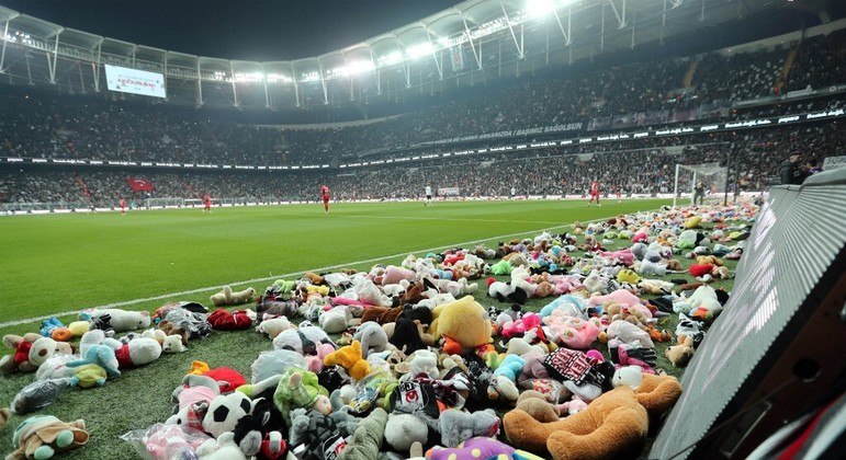 Torcedores do Besiktas jogam brinquedos no campo para crianças afetadas por  terremoto