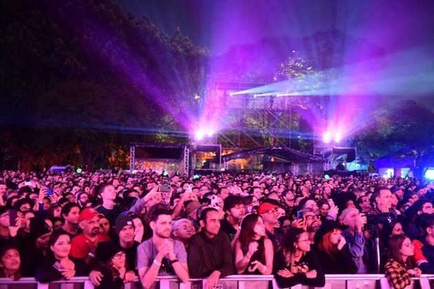 O público lotou o espaço da plateia externa do parque Ibirapuera para assistir aos shows do americano