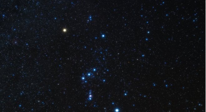 Betelgeuse (no canto superior esquerdo) está localizada na constelação de Orion, a quase 700 anos-luz da Terra
