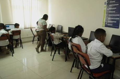 Betelhem Dessie dá aula de programação para jovens em idade escolar