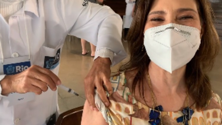 Beth Goulart foi vacinada contra a covid-19 no dia 22 de abril. A atriz mostrou o instante da imunização em vídeo publicado nas redes sociais. 