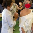 Betty Faria é imunizada contra a covid-19: 'Maior e vacinada' (Reprodução/Instagram)