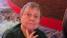 Vídeo de idosa com Alzheimer conversando com o seu reflexo no espelho comove a web 