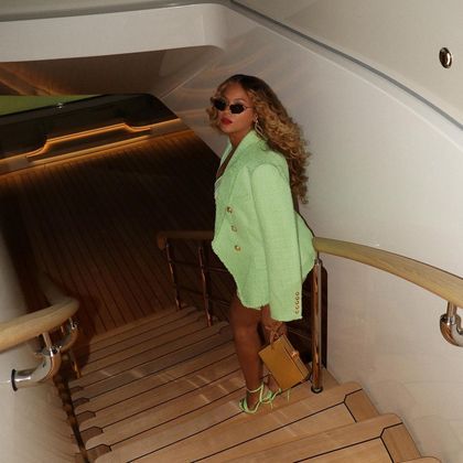 O iate onde Beyoncé e Jay-Z estão aproveitando parte das férias tem seis deques e capacidade para 25 convidados e 55 tripulantes