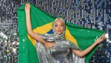 Beyoncé deixa Salvador após viagem-surpresa e posa enrolada na bandeira do Brasil