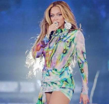 Beyoncé: Em 2011, a artista tomou a decisão de demitir o próprio pai, que também era seu empresário na época, Mathew Knowles. Ela o acusou de desviar dinheiro de sua turnê.