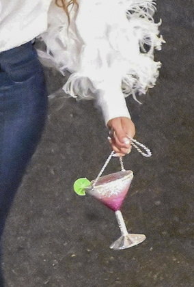 Um acessório específico de Beyoncé roubou a cena: uma bolsa em formato de drinque viralizou nas redes sociais