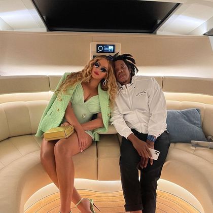 Jay-ZSim, até Beyoncé já foi corna. A pulada de cerca do rapper, com quem queen B tem três filhos, foi perdoada também. Porém, não saiu barato para o artista. No álbum Lemonade, a esposa produziu várias músicas expondo o caso e até mandando indiretas para o marido