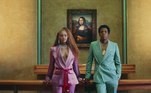 Beyoncé e o marido, o rapper Jay-Z, optaram por combinar o conceito do visual no clipe de Apeshit, single do álbum em parceria, Everything is Love. A dupla escolheu um conjunto de blazer e calça, ambos de alfaiataria, em cores vibrantes (e complementares) 