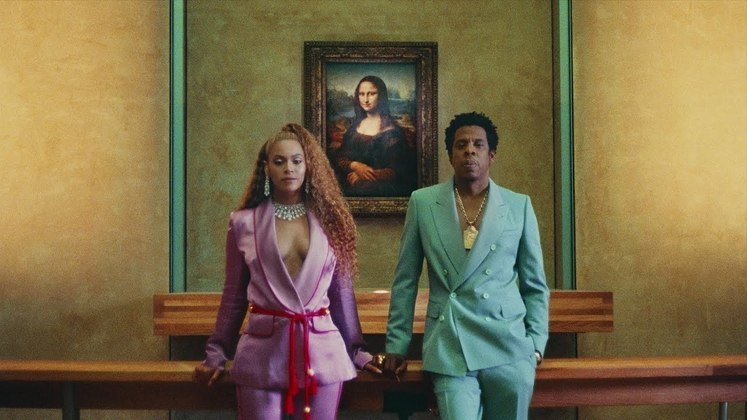 Beyoncé e o marido, o rapper Jay-Z, optaram por combinar o conceito do visual no clipe de Apeshit, single do álbum em parceria, Everything is Love. A dupla escolheu um conjunto de blazer e calça, ambos de alfaiataria, em cores vibrantes (e complementares) 
