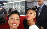 Durante o tapete vermelho do Grammy de 2013, Beyoncé invadiu a foto e posou para a selfie que a apresentadora Nikki Boyer estava tirando no momento