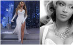 Para abrir seu show em Bruxelas, na Bélgica, Beyoncé escolheu um longo assinado por Pierpaolo Piccioli, da Valentino. O vestido é feito em seda marfim, todo em cristais e uma com fenda lateral. O look ficou completo com joias luxuosas Tiffany e Co.