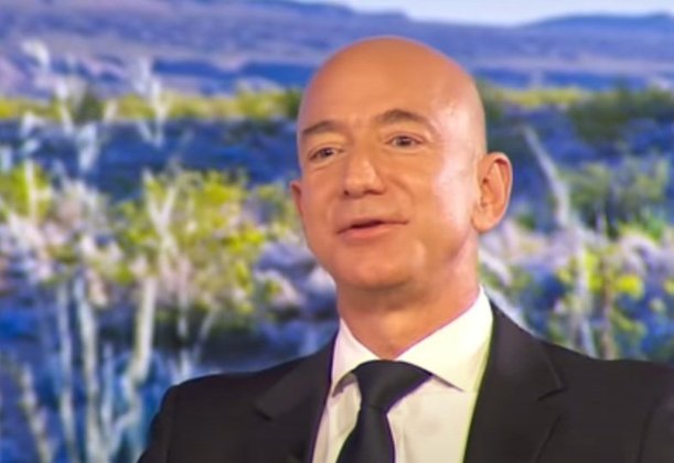 Bezos nasceu no Sul dos EUA e tem 58 anos. Ele é o dono da Amazon, maior empresa de comércio eletrônico do mundo, e do Washington Post, maior jornal americano. Ele também é acionista em empresas como Airbnb, Uber e Twitter. 