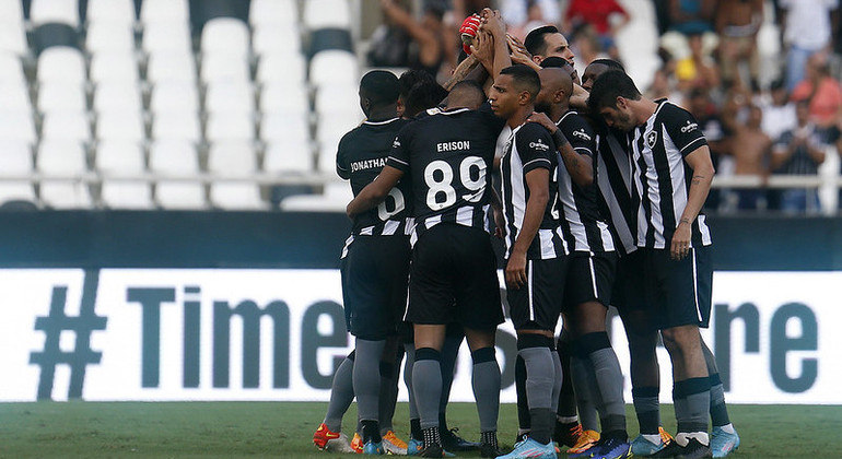 Botafogo foi mal na primeira etapa e acabou perdendo para o Corinthians por 3 a 1