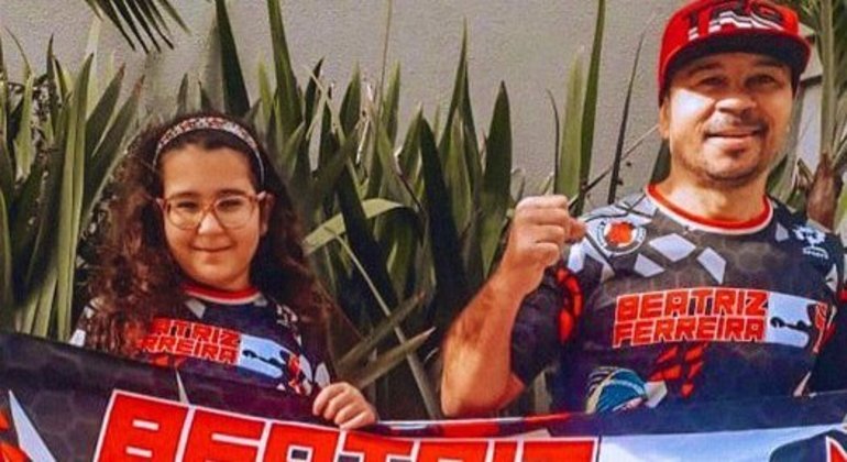 Sergipe, o pai de Bia, na torcida com uma outra filhota