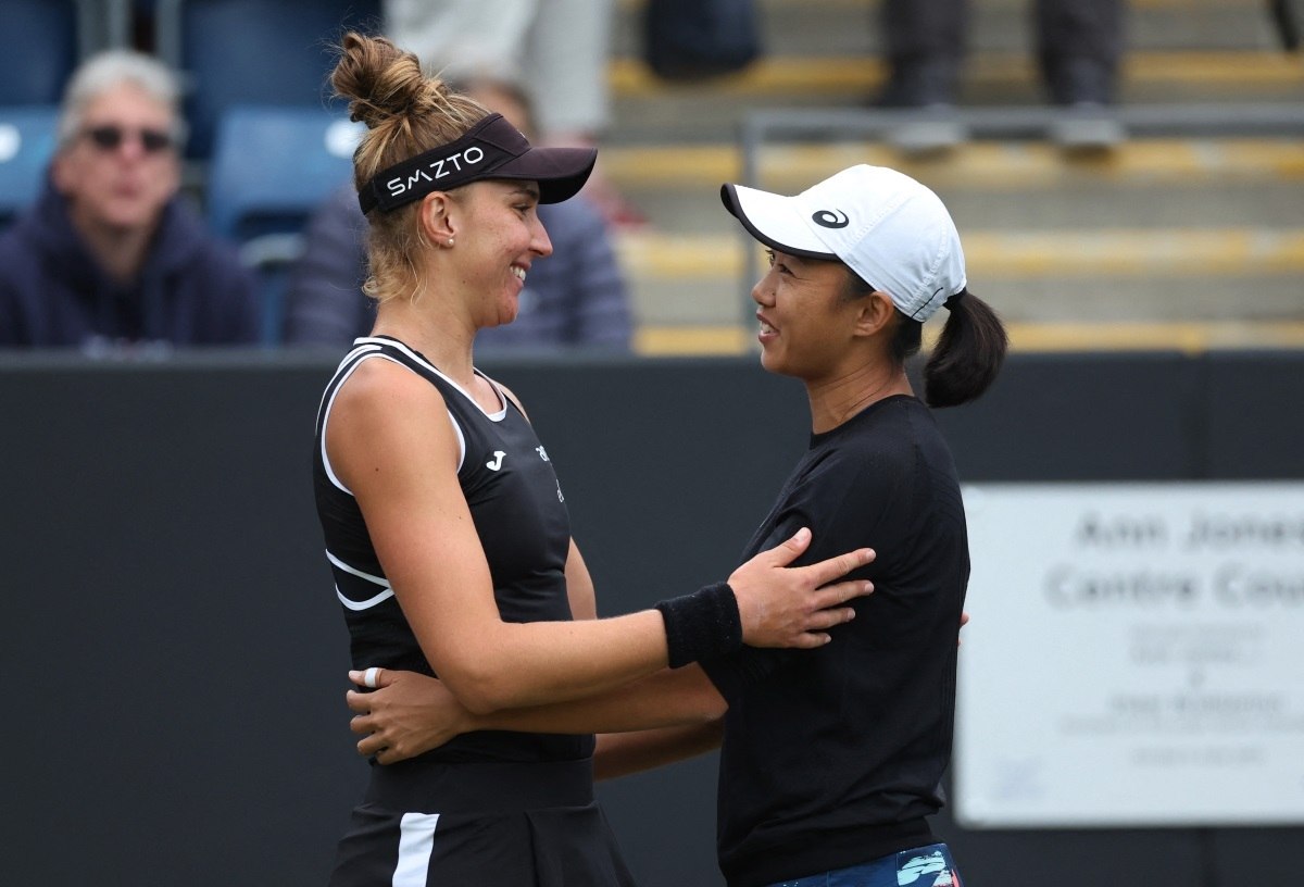 Bia cumprimenta adversária da final, que se machucou ainda no primeiro set