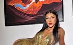 Ainda em dezembro, Bia compartilhou nas redes sociais fotos em que aparece arrasadora, usando um vestido dourado e brilhante. A peça tem decote V e deixa as costas nuas