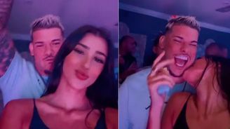 Bia Miranda curte balada e dá beijinho em DJ um dia após acusar o ex de roubo (Reprodução/Instagram)