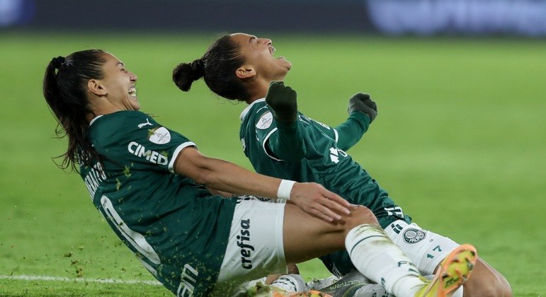 Poliana comemora com Bia Zaneratto o gol marcado pelo Palmeiras contra o Boca Juniors